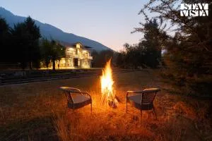 StayVista at Khwab Villa with Lawn, BBQ - Kanzalwan