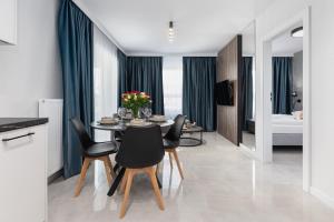 Sun Towers Apartment with Balcony & Parking by Noclegi Renters