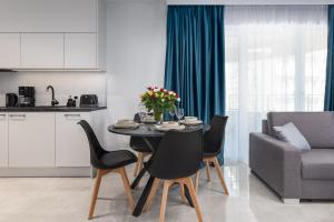 Sun Towers Apartment with Balcony & Parking by Noclegi Renters