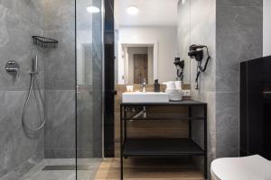 Sun Towers Apartment with Balcony & Parking by Noclegi Renters