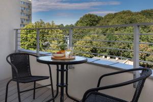 Sun Towers Apartment with Balcony & Parking by Noclegi Renters