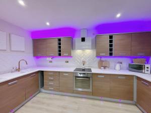 Luxury 2 bedroom Leeds City Apartment with Free parking & Jacuzzi bath