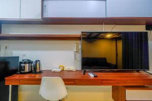 Homey and Comfort Living Studio Room at Dave Apartment By Travelio