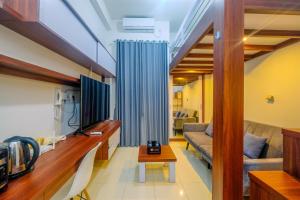 Homey and Comfort Living Studio Room at Dave Apartment By Travelio