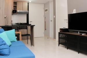 Modern 2BR at Springlake Summarecon Bekasi Apartment By Travelio