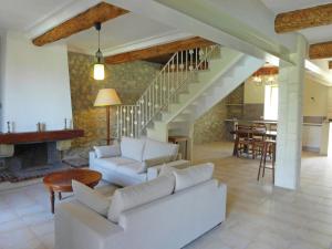 Maisons de vacances Cozy Holiday Home in Montbrun des Corbi res with Pool : photos des chambres
