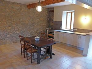 Maisons de vacances Cozy Holiday Home in Montbrun des Corbi res with Pool : photos des chambres