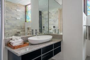 Villa Alchemy Private 4 BR Eat Street 10 steps to Revolver Cafe