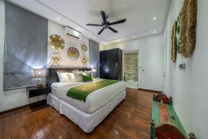 Villa Alchemy Private 4 BR Eat Street 10 steps to Revolver Cafe