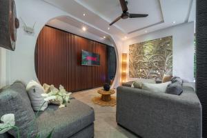 Villa Alchemy Private 4 BR Eat Street 10 steps to Revolver Cafe