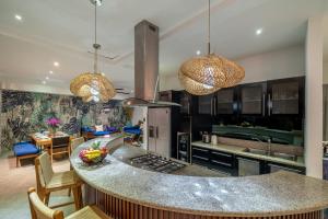 Villa Alchemy Private 4 BR Eat Street 10 steps to Revolver Cafe