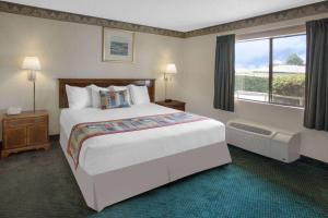 King Room - Mobility Access/Non-Smoking room in Travelodge by Wyndham Costa Mesa Newport Beach Hacienda