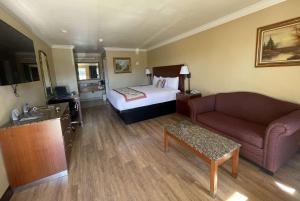 King Room - Disability Access/Non-Smoking room in Travelodge by Wyndham Costa Mesa Newport Beach Hacienda