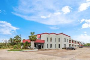 Econo Lodge Inn & Suites
