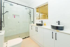 Glenelg House Modern 5QBed,1cot,3Bth, 4TV,FastWIFI