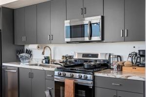 Modern 2 Bedroom King Bed EVCharger Pet-Friendly Balcony