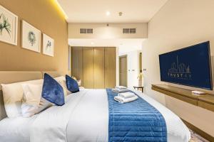 Spacious Studio with Pool - Canal & Burj Views