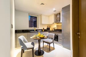 Spacious Studio with Pool - Canal & Burj Views