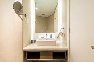Spacious Studio with Pool - Canal & Burj Views