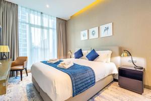 Spacious Studio with Pool - Canal & Burj Views