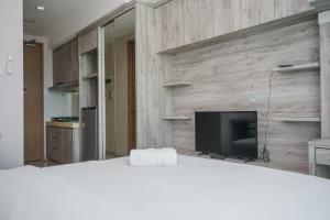 Minimalist and Nice Studio at Tree Park City Cikokol Apartment By Travelio