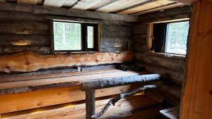 Upea hirsi mökki ulkoporeltaalla sekä kelosaunalla