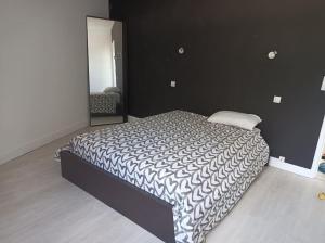 maison face au château