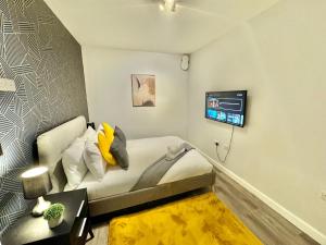 Two Bedroom Apartment - Heart of Bournemouth - Free Parking - Sleeps 6 - Close to Town and Beach