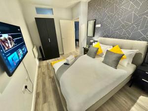 Two Bedroom Apartment - Heart of Bournemouth - Free Parking - Sleeps 6 - Close to Town and Beach