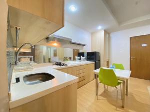 Spacious Studio Room at Gateway Ahmad Yani Cicadas Apartment By Travelio