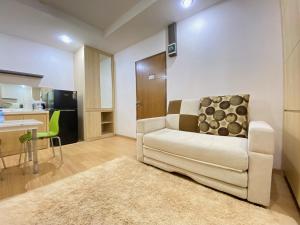 Spacious Studio Room at Gateway Ahmad Yani Cicadas Apartment By Travelio