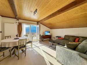 Sunny Lily facing the swiss Alps - Crans Montana