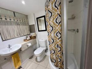 Beautiful City Haven 2Gyms with Pool & Parking