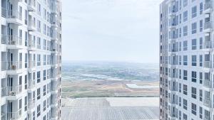 Modern Look and Restful Studio at Tokyo Riverside Apartment PIK 2 By Travelio