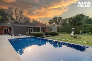 StayVista at Bloomsbury Estate with Pool & Alfresco Dining - Dera Māndi