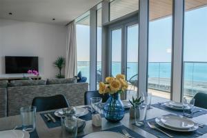 Mira Holiday Homes - Luxury 1 bedroom with sea view