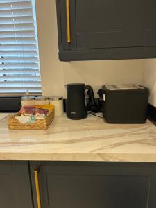 Lux 2 Bedroom Hse, 2 Free Parking, Close to station