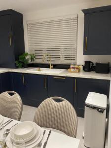 Lux 2 Bedroom Hse, 2 Free Parking, Close to station