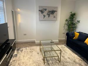 Lux 2 Bedroom Hse, 2 Free Parking, Close to station