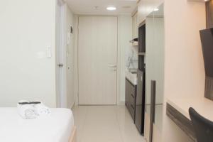 Comfort and Simply Studio Springlake Summarecon Bekasi Apartment By Travelio
