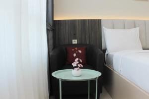 Comfort and Simply Studio Springlake Summarecon Bekasi Apartment By Travelio