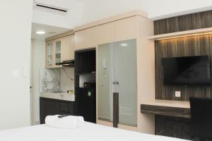 Comfort and Simply Studio Springlake Summarecon Bekasi Apartment By Travelio