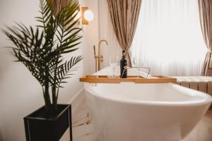 Eden Central Boutique Suites - Garden & Spacious Apartments