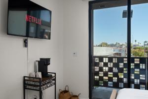 Stylish 2 Bedroom King Bed EVCharger Pet-Friendly Balcony