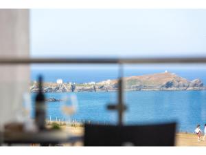 Modern Apartment Sea Views Private Parking