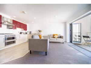 Modern Apartment Sea Views Private Parking