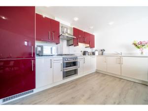 Modern Apartment Sea Views Private Parking