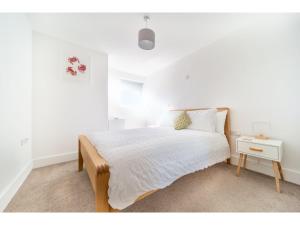 Modern Apartment Sea Views Private Parking