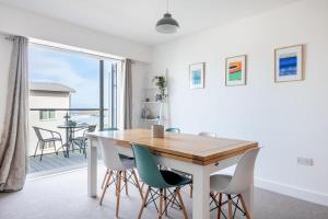 Spacious Flat Sea Views & Private Parking Fistral