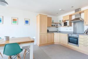 Spacious Flat Sea Views & Private Parking Fistral